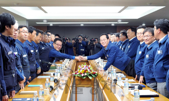 윤갑한(오른쪽) 현대차 사장과 하부영 신임 노조위원장이 31일 현대자동차 울산공장 본관 아반떼룸에서 열린 임단협 교섭을 위한 상견례에서 악수를 하고 있다. /사진제공=현대차