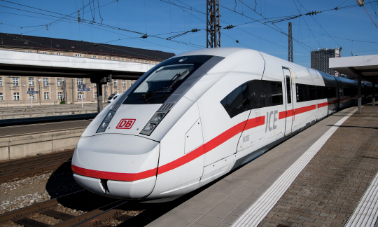 독일 도이체 반이 ‘안네 프랑크’ 이름을 붙이기로 결정한 ICE 고속열차. /가디언 캡처