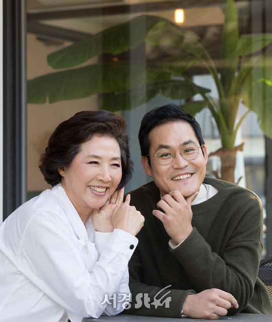 배우 고두심, 김성균이 31일 오후 서울 종로구 한 카페에서 서경스타와의 인터뷰에 앞서 포토타임을 갖고 있다.