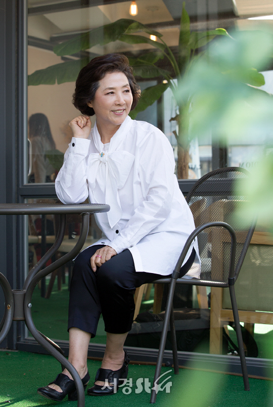 배우 고두심이 31일 오후 서울 종로구 한 카페에서 서경스타와의 인터뷰에 앞서 포토타임을 갖고 있다.