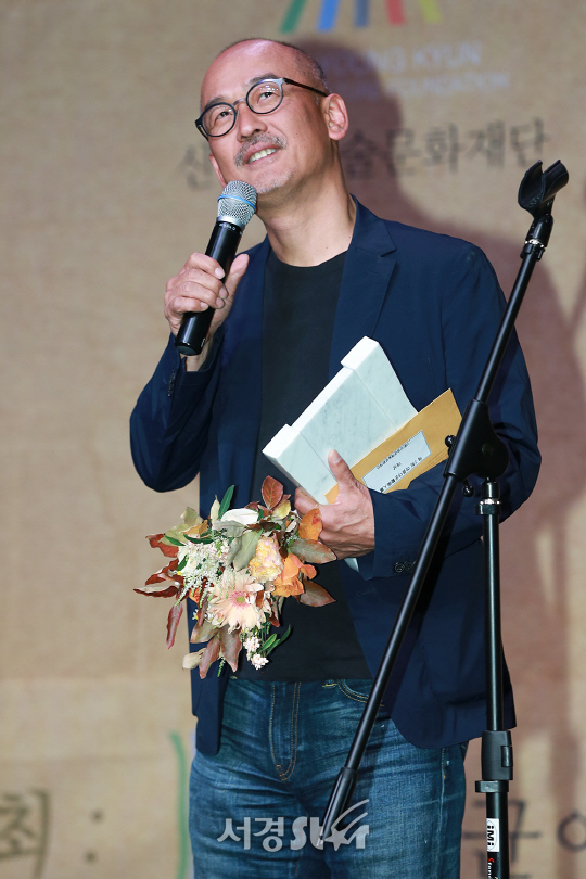 이준익 감독이 31일 오후 서울 중구 명보아트홀에서 열린 제7회 아름다운예술인상 시상식에 참석해 수상 소감을 전하고 있다.