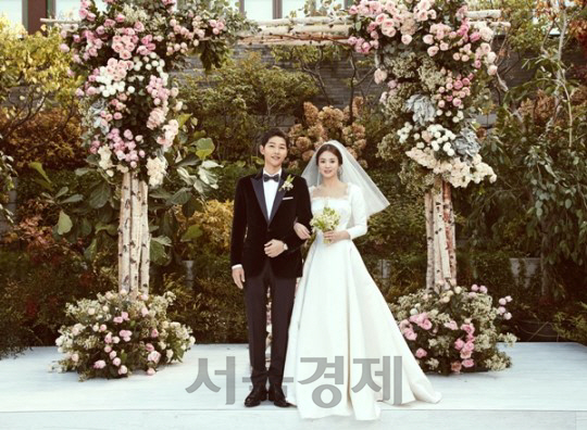 송중기(왼쪽)-송혜교 결혼식 사진[블러썸엔터테인먼트&UAA 제공]