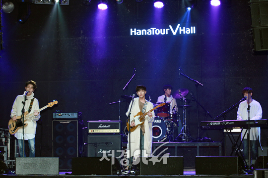 더 로즈가 1일 오후 서울 마포구 하나투어 브이홀에서 열린두 번째 디지털 싱글 ‘좋았는데’ 쇼케이스에 참석해 무대를 선보이고 있다.