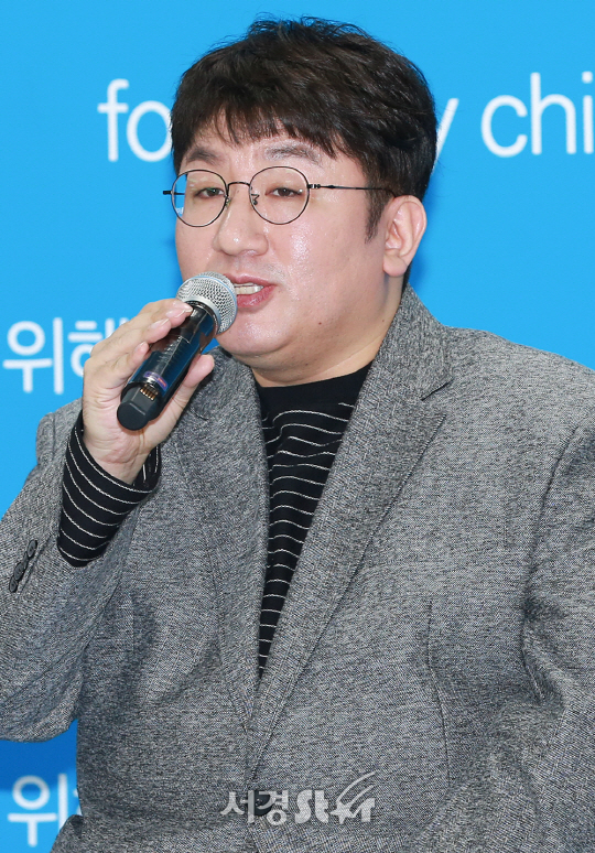 방시혁이 1일 오전 서울 마포구 유니세프한국위원회에서 열린 글로벌 프로젝트 캠페인 ‘LOVE MYSELF’ 런칭 기자간담회에 참석하고 있다.