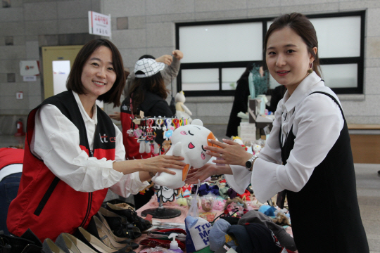 1일 KT CS가 주관해 대전 KT인재개발원에서 개최된 ‘하트너X두리모 플리마켓’에서 두리모가 제작한 공예품을 구입하고 있다. 사진제공=KT CS