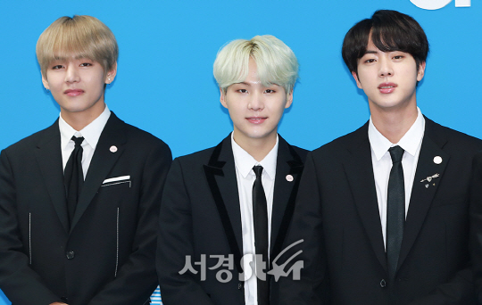 방탄소녀단 뷔, 슈가, 진이 1일 오전 서울 마포구 유니세프한국위원회에서 열린 글로벌 프로젝트 캠페인 ‘LOVE MYSELF’ 런칭 기자간담회에 참석하고 있다.