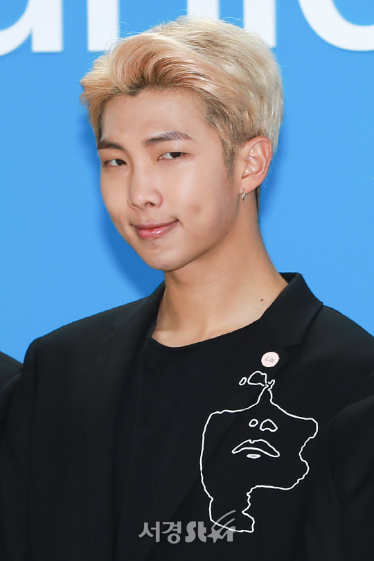 방탄소년단 랩몬스터가 1일 오전 서울 마포구 유니세프한국위원회에서 열린 글로벌 프로젝트 캠페인 ‘LOVE MYSELF’ 런칭 기자간담회에 참석하고 있다.