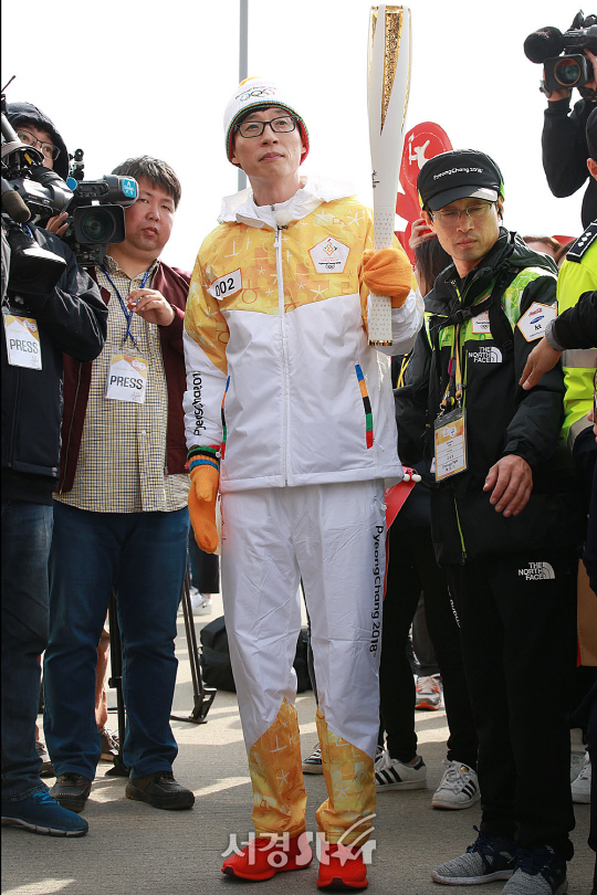 유재석이 1일 오후 인천 중구 인천대교에서 열린 2018 평창동계올림픽 성화봉송 행사에 두번째 주자로 나섰다.