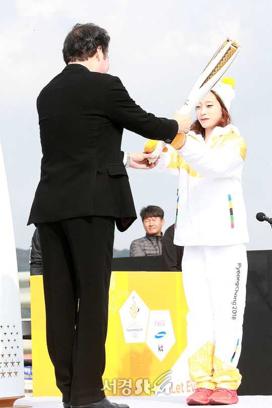 이낙연 국무총리와 유영선수가 1일 오후 인천 중구 인천대교에서 열린 2018 평창동계올림픽 성화봉송 행사에 참석했다.