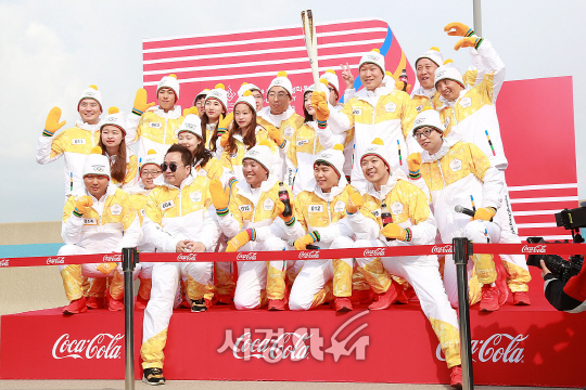 국내 성화봉송 주자들이 1일 오후 인천 중구 인천대교에서 열린 2018 평창동계올림픽 성화봉송 행사에 참석해 포즈를 취하고 있다.