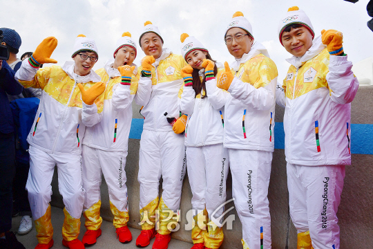 유재석, 하하, 정준하, 수지, 박명수, 양세형이 1일 오후 인천 중구 인천대교에서 열린 2018 평창동계올림픽 성화봉송 행사에 참석했다.