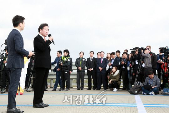 이낙연 국무총리가 1일 오후 인천 중구 인천대교에서 열린 2018 평창동계올림픽 성화봉송 행사에 참석했다.