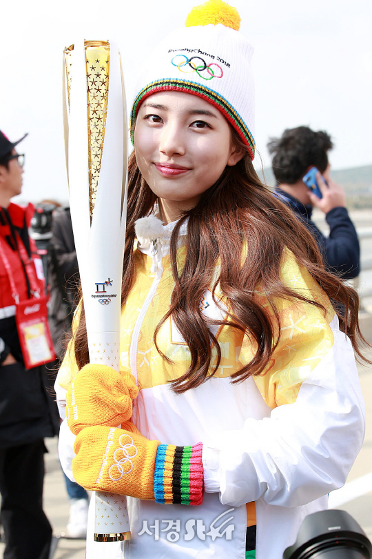 배우 수지가 1일 오후 인천 중구 인천대교에서 열린 2018 평창동계올림픽 성화봉송 행사에 참석해 6번째 주자로 나섰다.
