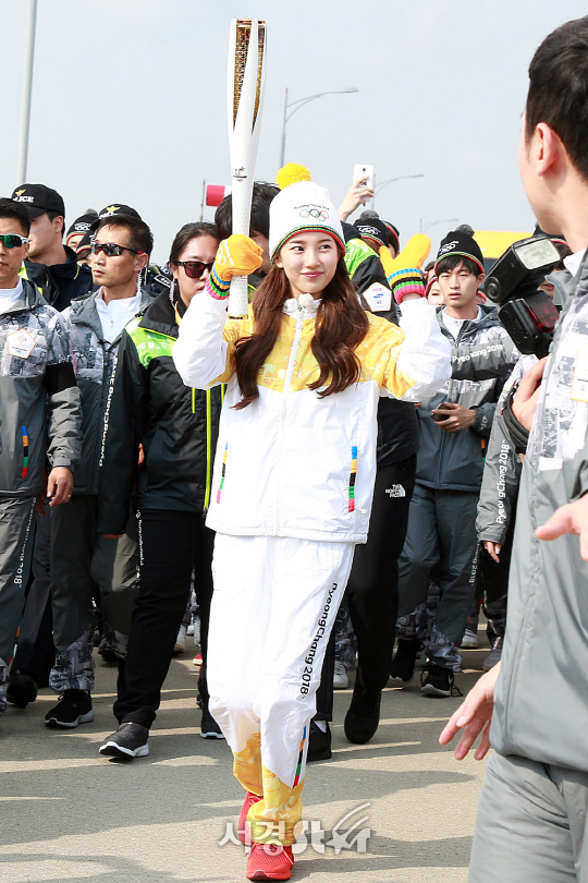 배우 수지가 1일 오후 인천 중구 인천대교에서 열린 2018 평창동계올림픽 성화봉송 행사에 네번째 주자로 나섰다.