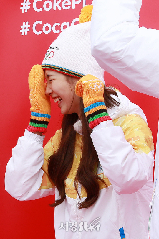 배우 수지가 1일 오후 인천 중구 인천대교에서 열린 2018 평창동계올림픽 국내 성화봉송 행사에 참석했다.