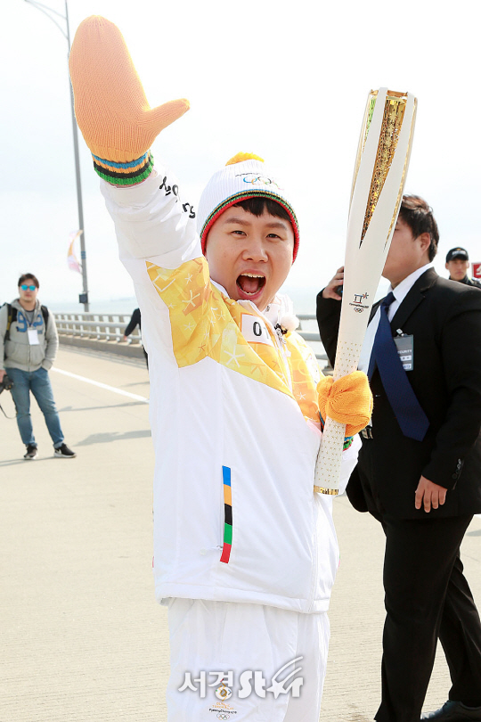 양세형이 1일 오후 인천 중구 인천대교에서 열린 2018 평창동계올림픽 성화봉송 행사에 열두번째 주자로 나섰다.