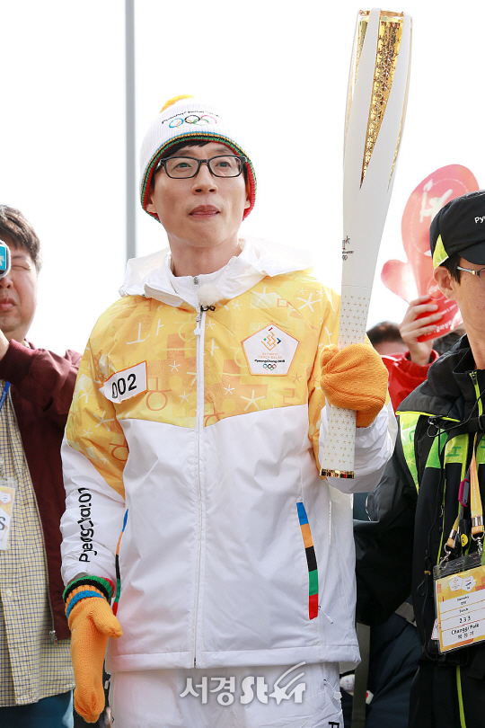 유재석이 1일 오후 인천 중구 인천대교에서 열린 2018 평창동계올림픽 성화봉송 행사에 참석해 두번째 주자로 나섰다.