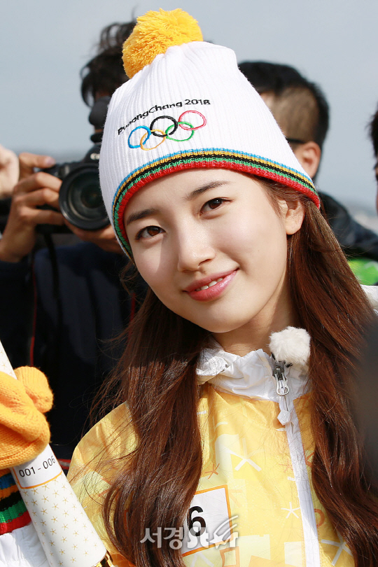배우 수지가 1일 오후 인천 중구 인천대교에서 열린 2018 평창동계올림픽 성화봉송 행사에서 네번째 주자로 나섰다.