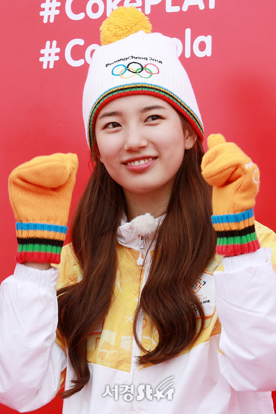 가수 겸 배우 수지가 1일 오후 인천 중구 인천대교에서 열린 2018 평창동계올림픽 국내 성화봉송 행사에 참석했다.