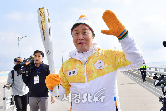 정준하가 1일 오후 인천 중구 인천대교에서 열린 2018 평창동계올림픽 성화봉송 행사에 열번째 주자로 나섰다.