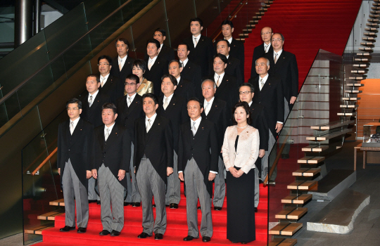 1일 일본 제98대 총리로 재선출된 아베 신조(앞줄 가운데) 총리가 도쿄 총리관저에서 이날 출범한 4차 내각에 참여한 각료들과 함께 기념촬영을 하고 있다. /도쿄=AFP연합뉴스