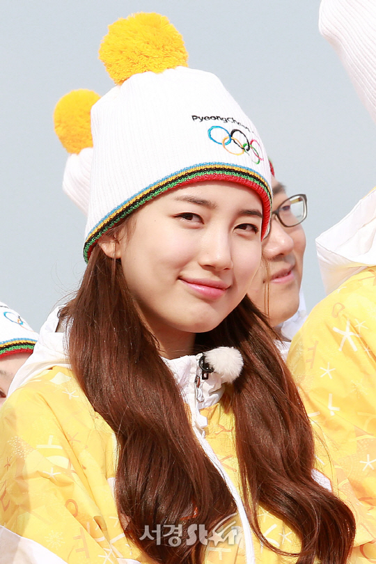 배우 수지가 1일 오후 인천 중구 인천대교에서 열린 2018 평창동계올림픽 성화봉송 행사에 참석했다.