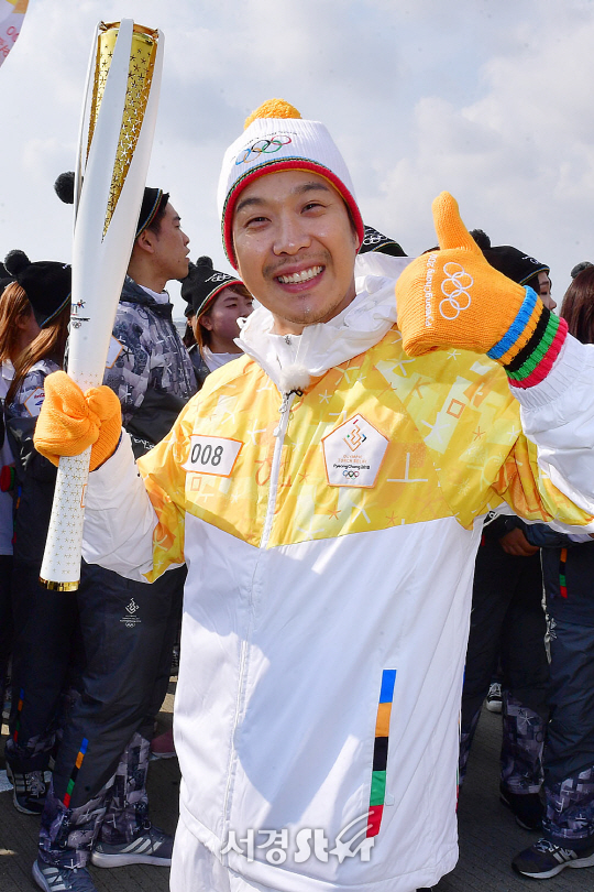 하하가 1일 오후 인천 중구 인천대교에서 열린 2018 평창동계올림픽 성화봉송 행사에 여덟번째 주자로 나섰다.