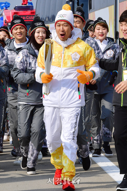 하하가 1일 오후 인천 중구 인천대교에서 열린 2018 평창동계올림픽 성화봉송 행사에 8번째 주자로 나섰다.