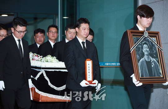 2일 오후 서울 송파구 서울아산병원 장례식장에서 고 김주혁의 발인식이 진행됐다. / 사진=조은정기자