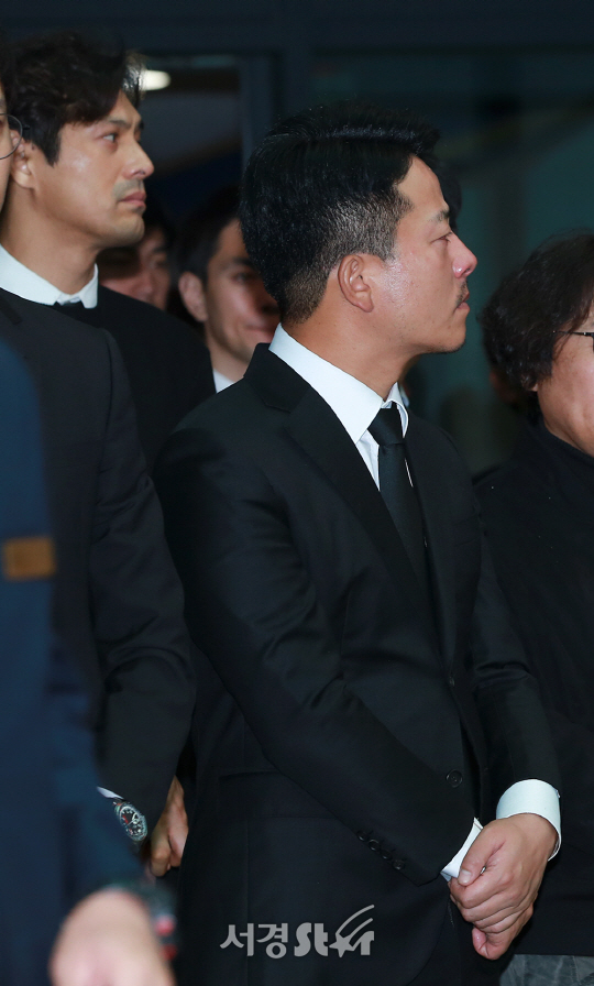 배우 오지호, 개그맨 김준호가 2일 오전 서울 송파구 서울아산병원 장례식장에서 진행된 고 김주혁의 발인식에 참석하고 있다.