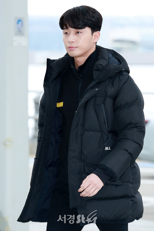 배우 박서준이 2일 오후 인천 중구 운서동 인천국제공항을 통해 팬미팅 참석 차 싱가폴로 출국하고 있다.