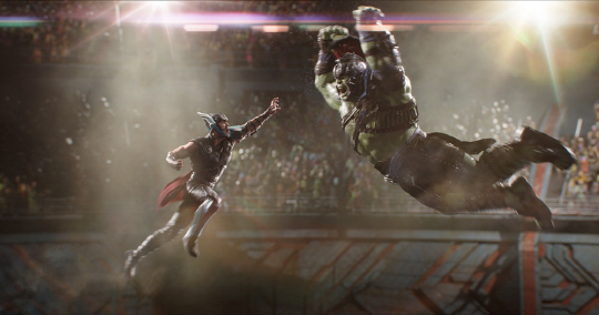 Marvel Studios Thor: Ragnarok..L to R: Thor (Chris Hemsworth) and Hulk (Mark Ruffalo)..Photo: Film Frame..ⓒMarvel Studios 2017