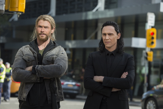 Marvel Studios Thor: Ragnarok..L to R: Thor (Chris Hemsworth) and Loki (Tom Hiddleston)..Photo: Jasin Boland..ⓒMarvel Studios 2017