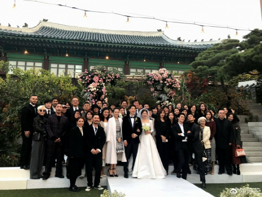 송중기·송혜교 결혼 단체 사진 클라스가 다르네! 오늘 드디어 신혼여행? “떠난 것 맞다”
