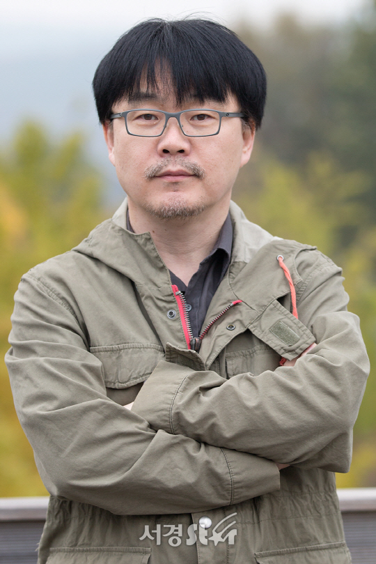 영화 ‘침묵’을 연출한 정지우 감독이 2일 오후 서울 종로구 한 카페에서 서경스타와의 인터뷰에 앞서 포토타임을 갖고 있다.