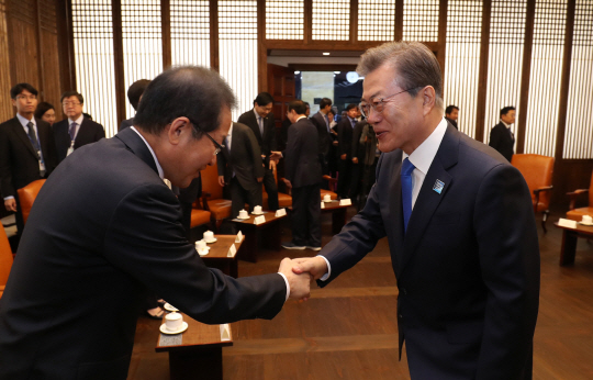 문재인 대통령이 1일 오전 서울 여의도 국회 본회의장에서 내년도 예산안 국회 본회의 상정에 따른 시정연설을 하기 앞서 국회의장실에서 자유한국당 홍준표 대표 등 여야 대표를 만나 인사하고 있다./연합뉴스