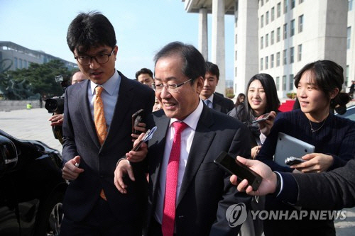 자유한국당 윤리위원회에서 ‘탈당 권유’ 징계를 내린 것에 박근혜 전 대통령이 아무런 응답을 보이지 않으면서 홍준표 한국당 대표는 3일 최고위원회를 열고 박 전 대통령 출당 문제를 논의한다는 방침이다./연합뉴스