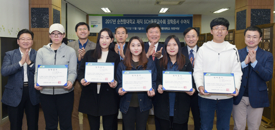 순천향대 동문 교수회가 후배 학생 5명에게 장학증서를 전달하고 기념촬영을 하고있다. 사진제공=순천향대