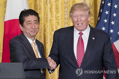 아베 신조 일본 총리(왼쪽)와 도널드 트럼프 미국 대통령(오른쪽). /서울경제DB
