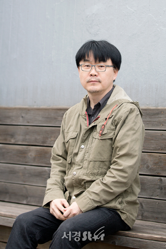 영화 ‘침묵’을 연출한 정지우 감독이 2일 오후 서울 종로구 한 카페에서 서경스타와의 인터뷰에 앞서 포토타임을 갖고 있다.