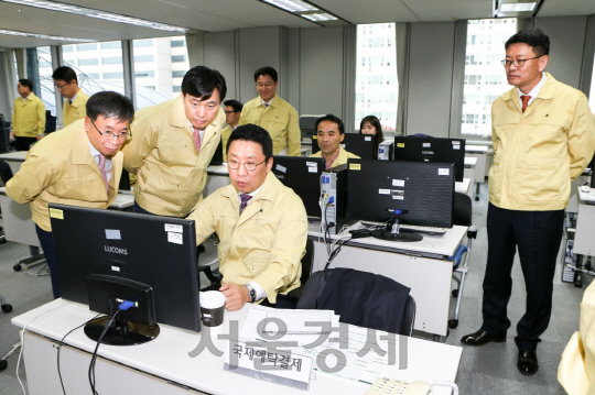 예탁결제원 직원들이 대체사업장으로 이동해 업무복구 과정을 살펴보고 있다. /사진제공=예탁결제원