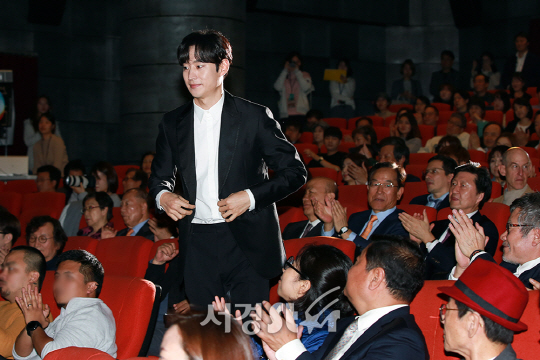 배우 이제훈이 2일 오후 서울 종로구 씨네큐브 광화문에서 열린 ‘제15회 아시아나국제단편영화제’ 개막식에 참석하고 있다.