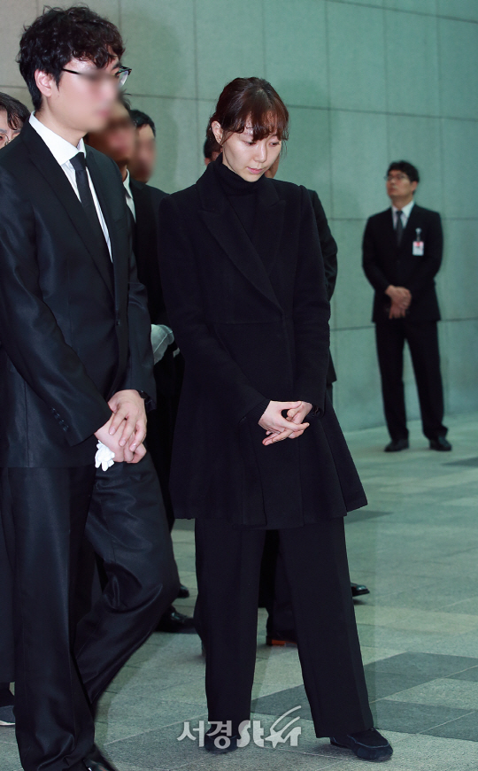 배우 이유영이 2일 오전 서울 송파구 서울아산병원 장례식장에서 진행된 고 김주혁의 발인식에 참석하고 있다.