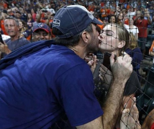 케이트 업튼♥저스틴 벌렌더, MLB 우승만큼 화제인 ‘그물 키스’