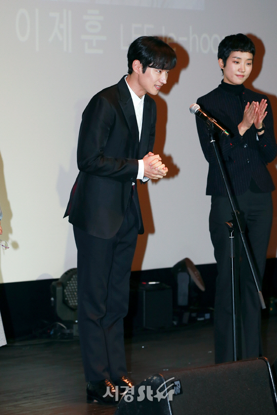배우 이제훈, 이주영이 2일 오후 서울 종로구 씨네큐브 광화문에서 열린 ‘제15회 아시아나국제단편영화제’ 개막식에 참석하고 있다.
