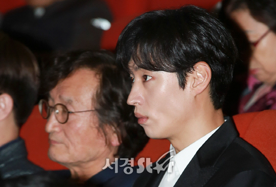 배우 이제훈이 2일 오후 서울 종로구 씨네큐브 광화문에서 열린 ‘제15회 아시아나국제단편영화제’ 개막식에 참석하고 있다.