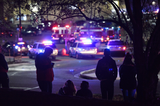 총격 사건이 발생한 미국 콜로라도주 손턴 월마트 매장에  지난 1일 경찰 차량과 구급차들이 현장에 출동해 현장을 진압하고 있다. /손턴=AP연합뉴스