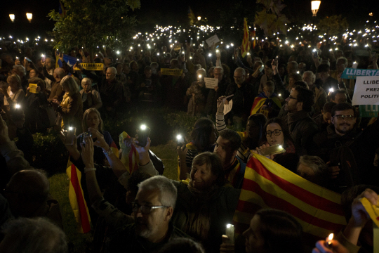 카탈루냐 군중이 스페인 법원이 카탈루냐 전 자치정부 각료 8명을 상대로 구속영장을 발부한 것에 항의하며 2일(현지시간) 카탈루냐 의회 앞에서 시위를 벌였다./AP통신
