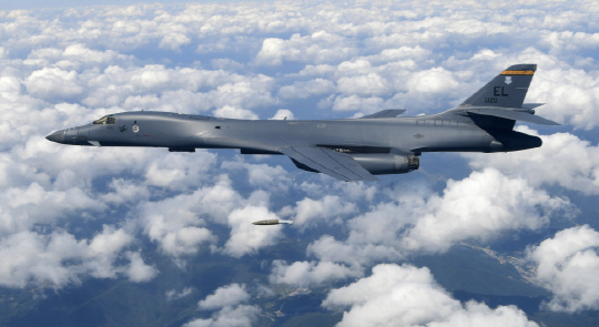 2일 미국의 전략폭격기 B-1B 편대가 한반도 인근에 출격했다./연합뉴스