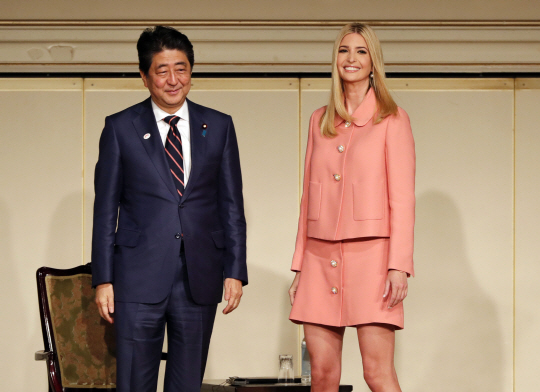 도널드 트럼프 미국 대통령의 장녀 이방카(오른쪽)가 3일 일본 도쿄에서 열리는 국제여성회의에 아베 신조 일본 총리와 참석하고 있다. /도쿄=AP연합뉴스